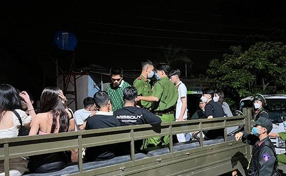 'Dot kich' quan bar o Dong Nai, phat hien 52 nguoi duong tinh voi ma tuy