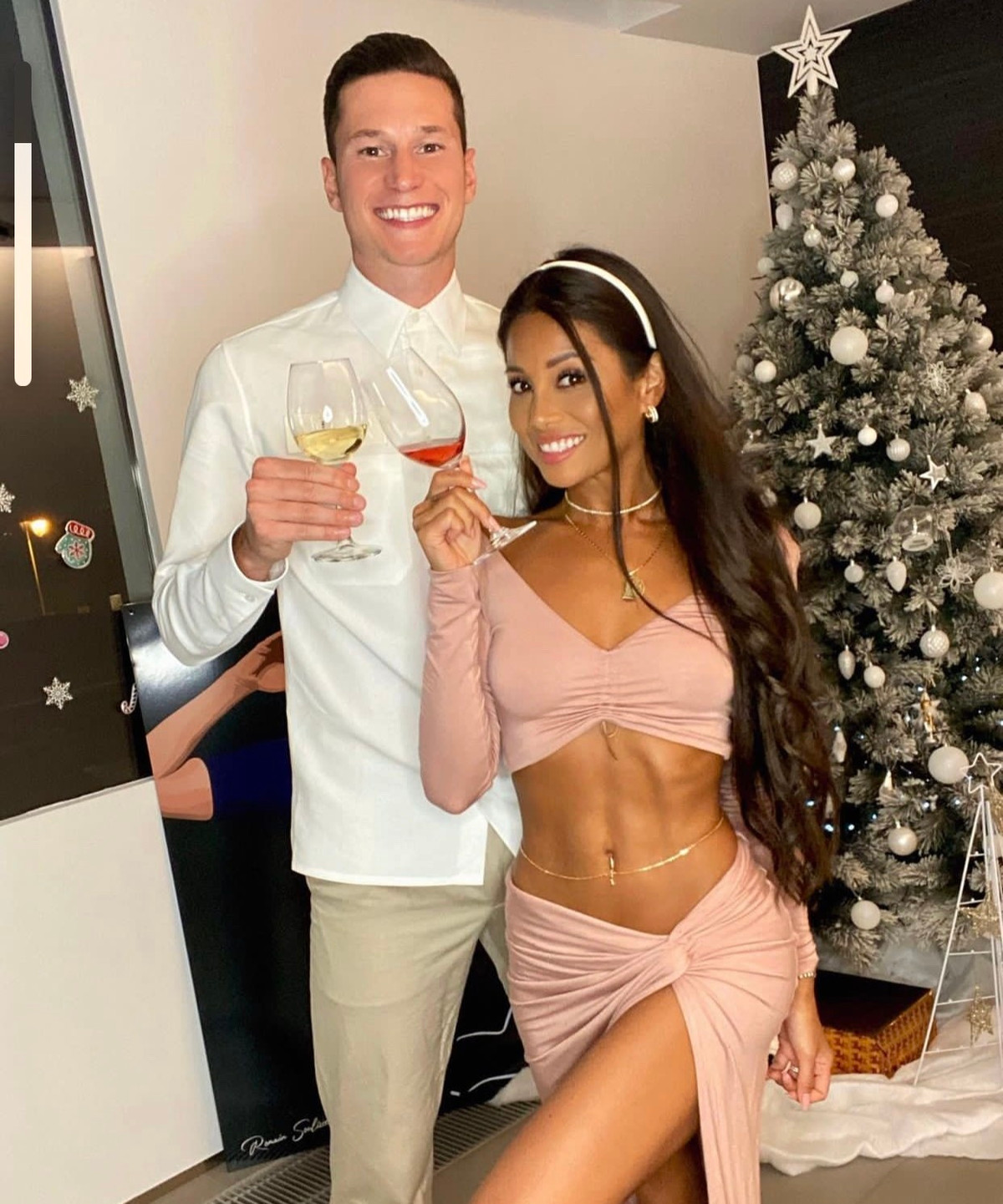 Cặp đôi quen nhau vào cuối năm 2019, khi Julian Draxler tình cờ đi xem một chương trình ca múa nhạc ở Paris. Tại đây, tiền vệ của PSG bị vũ công Sethanie Taing hớp hồn ngay từ ánh mắt đầu tiên. Vào đêm Giáng sinh năm đó, họ công khai mối quan hệ của mình.