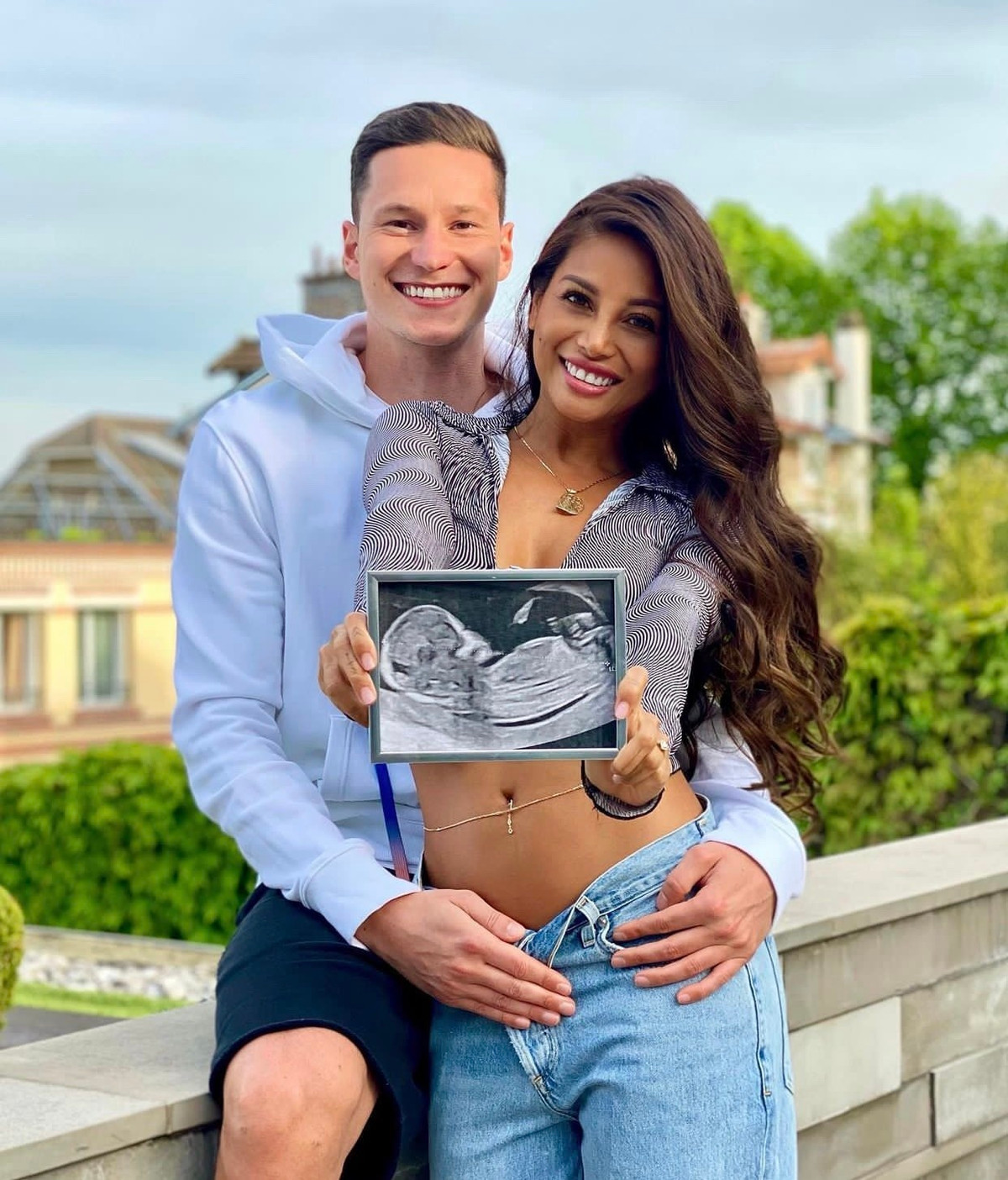 Dù chưa làm đám cưới, tháng 4 vừa qua cặp đôi hạnh phúc chia sẻ trên trang cá nhân rằng Sethanie đang mang thai con đầu lòng. Cả hai dường như rất mong chờ sự chào đời của kết tinh tình yêu khi liên tục chia sẻ những khoảnh khắc mang bầu của Sethanie.