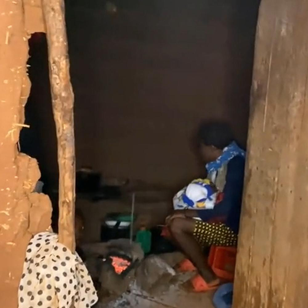 Cuộc sống gia đình Lôi Con ở bản trước khi gặp Quang Linh - Hình 2 Cuoc song gia dinh Loi Con o ban truoc khi gap Quang Linh-Hinh-2