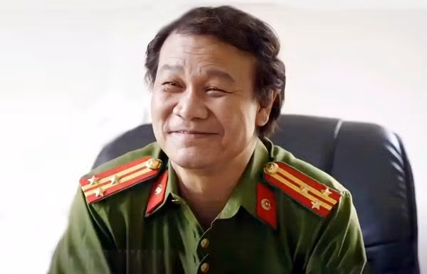 Ông trùm trong Đấu trí: NSND mang hàm Đại tá, đời thực giản dị - Hình 2 Ong trum trong Dau tri: NSND mang ham Dai ta, doi thuc gian di-Hinh-2