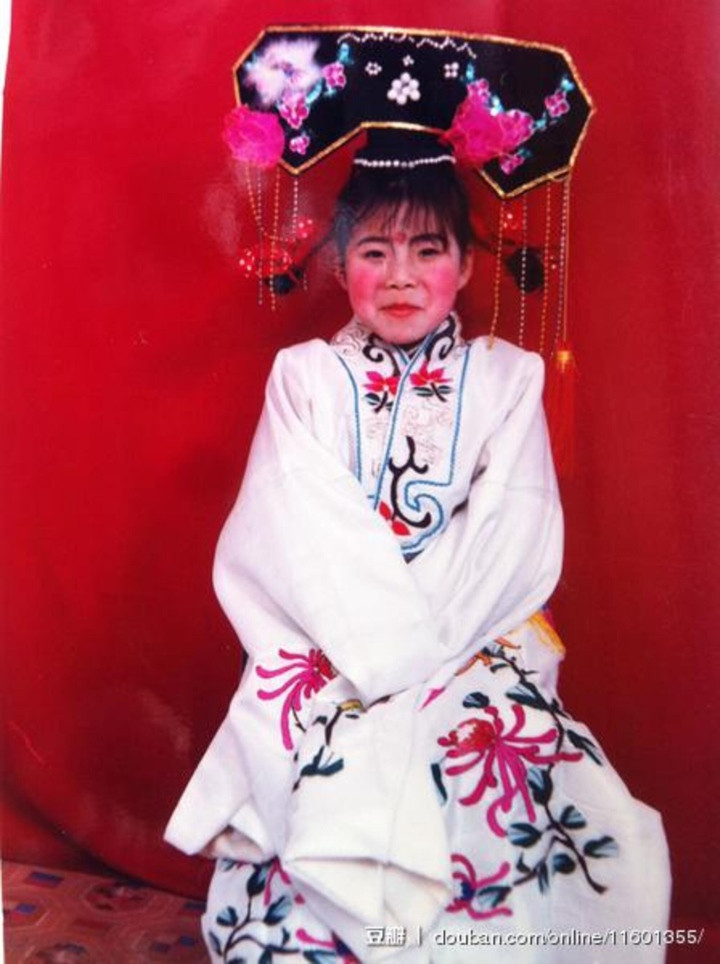 Lần đầu được làm công chúa nên không thể giấu được sự phấn khích.