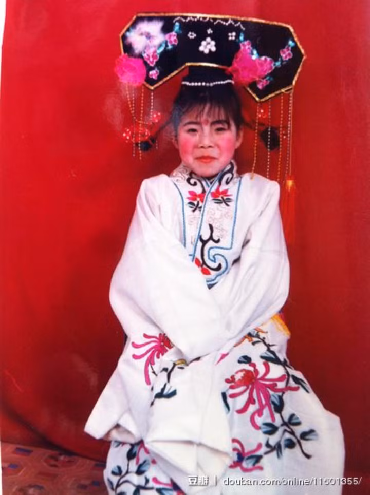 Lần đầu được làm công chúa nên không thể giấu được sự phấn khích.