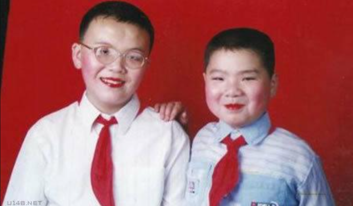 Cô giáo trang điểm cho các bé chụp kỷ yếu quên mất lớp mình còn có học sinh nam.