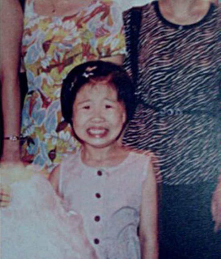 Từ bé đã phải sử dụng nụ cười công nghiệp.