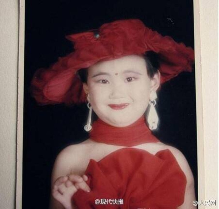 Tổng thể từ trang phục đến tóc tai, phụ kiện không chê vào đâu được, ngoại trừ biểu cảm.