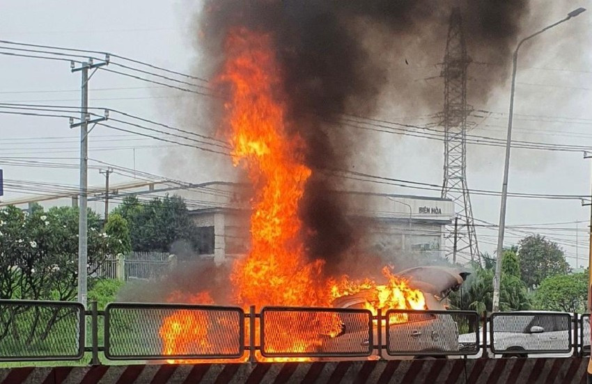 CLIP: Đang chạy qua TP Biên Hòa, ôtô 7 chỗ bất ngờ bùng lửa CLIP: Dang chay qua TP Bien Hoa, oto 7 cho bat ngo bung lua