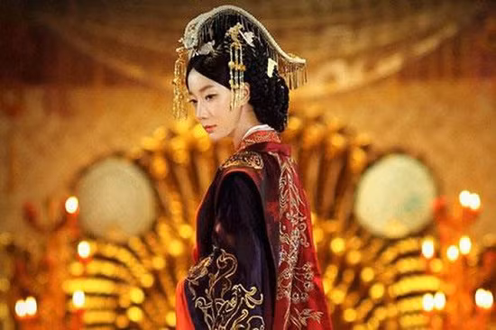 Vi Hoang hau: Dam loan, thao tung trieu dinh, giet chet hoang de