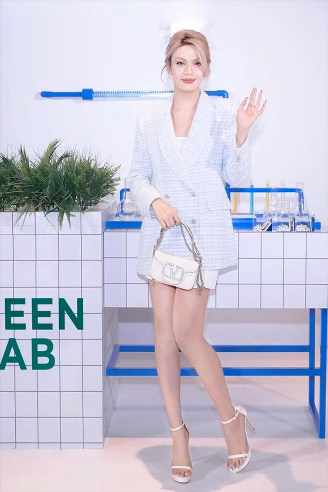 Dao Ba Loc nang cap visual voi mai toc bach kim-Hinh-2