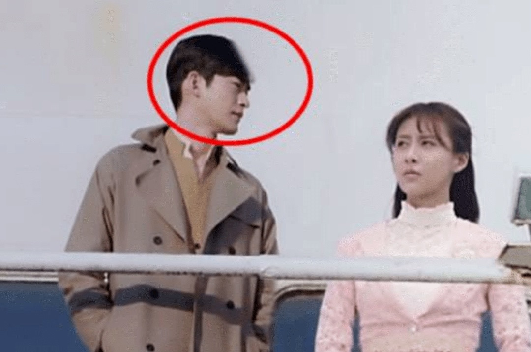 Dự án Truyền kỳ ông trùm do Trương Hàn sản xuất và đóng chính vướng lệnh hạn chế nghệ sĩ Hàn Quốc. Do đó, phim phải tốn thêm kinh phí cho công nghệ để đổi mặt diễn viên Goo Hye Sun thành Giả Thanh mới có thể ra mắt. Song, hiệu ứng kỹ xảo kém khiến khán giả không thể tập trung vào nội dung mà chỉ chú ý tới những lỗi kỹ thuật liên tục diễn ra. Kỹ xảo AI quá vụng về, biến phim tình cảm thành phim kinh dị.