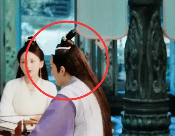 Bộ phim Thiên cổ quyết trần được quảng bá là có phần kỹ xảo chỉn chu, đẹp mắt nhất trong các dự án tiên hiệp vài năm trở lại đây. Tuy nhiên, trong một cảnh quay, đầu của nam diễn viên Lưu Học Nghĩa cũng bị mất một góc, trở nên biến dạng.