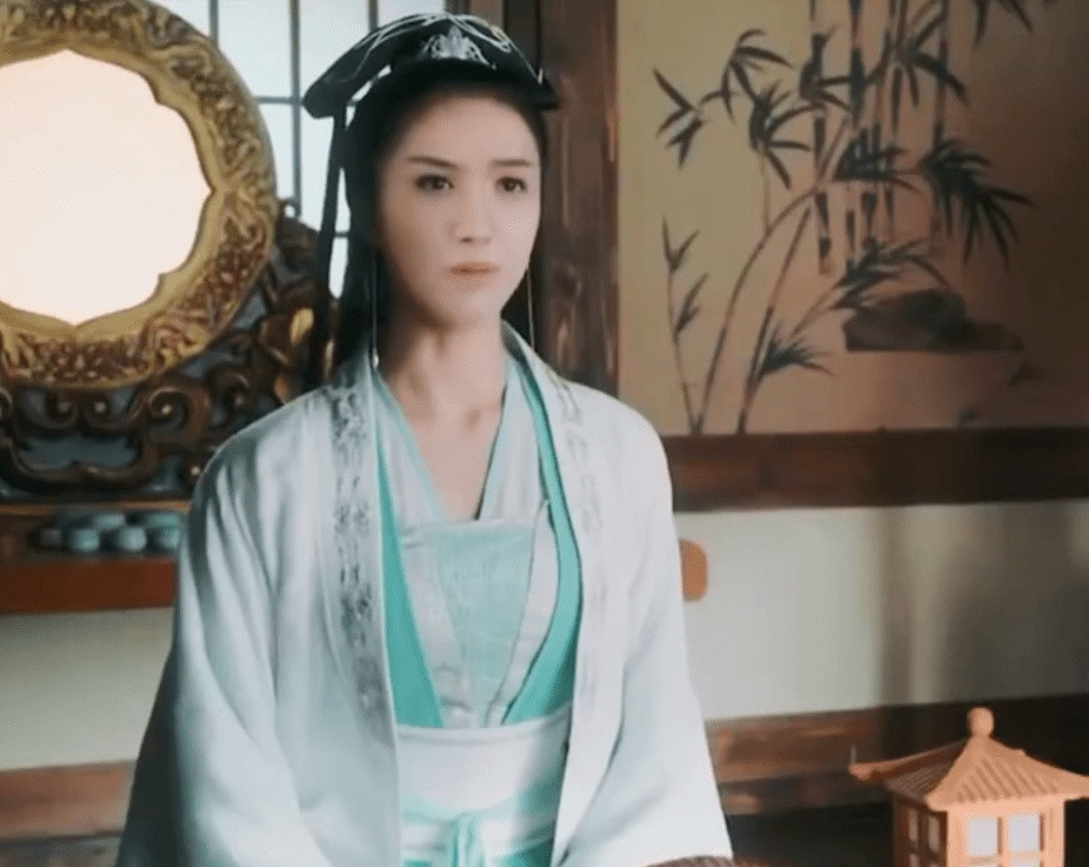 Năm 2020, nữ diễn viên Lưu Lộ vi phạm pháp luật, bị loại khỏi đoàn phim Tam thiên nha sát. Do muốn tiết kiệm tiền quay lại, nhà sản xuất đã thay mặt nữ chính bằng diễn viên Trương Đình Đình thông qua công nghệ AI. Tuy nhiên, việc xử lý hậu kỳ vụng về và cẩu thả khiến khán giả sợ hãi vì nhân vật bị biến dạng với cần cổ và khuôn mặt dài.