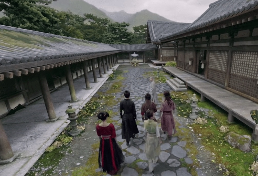 Tuy nhiên, không phải tất cả các khung hình đều được cắt ghép cẩn thận, chỉn chu, đem lại cảm giác mãn nhãn của khán giả như phim Sơn hải tình, Niên đại thức tỉnh. Nhiều dự án được quảng bá là có kinh phí sản xuất cao như Thiên cổ quyết trần, Mộng hoa lục cũng vướng sạn phim. Trong ảnh là bộ phim Nhiệt huyết Trường An, tỷ lệ giữa người và cảnh vật thiếu hợp lý.