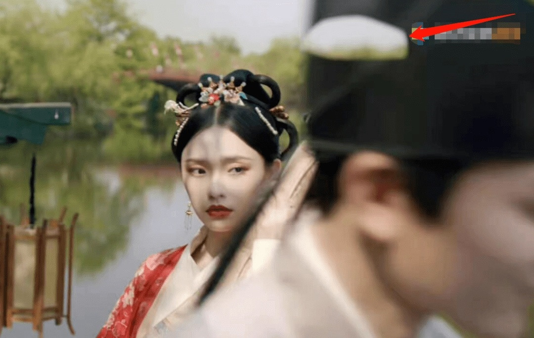 Trong Mộng hoa lục, bộ phim đánh dấu sự trở lại màn ảnh nhỏ rất thành công của Lưu Diệc Phi. Cảnh phim Triệu Phán Nhi (Lưu Diệc Phi) và Cố Thiên Phàm (Trần Hiểu) đứng trò chuyện dưới cầu cũng mắc lỗi hình ảnh do ê-kíp cẩu thả trong khâu ghép cảnh. Phần lưng của Triệu Phán Nhi bị biến dạng khi di chuyển cơ thể. Trong một cảnh khác, nhân vật Thẩm Như Trác sau khi trò chuyện với Dẫn Chương (Lâm Duẫn), một góc đầu của anh cũng bị biến mất, hiển thị cảnh vật được cắt ghép ẩu.