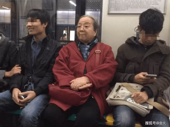 Dien mao cua Dung Ma Ma - Ly Minh Khai o tuoi U90-Hinh-6