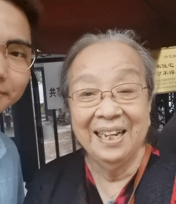 Dien mao cua Dung Ma Ma - Ly Minh Khai o tuoi U90