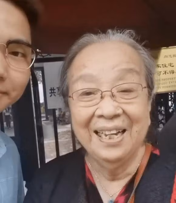 Dien mao cua Dung Ma Ma - Ly Minh Khai o tuoi U90