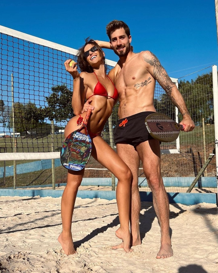 Izabel Goulart gặp Kevin Trapp tại Paris khi thủ thành này còn thi đấu cho PSG. Cặp đôi bắt đầu mối tình từ năm 2015. Trapp - người vừa từ chối gia nhập Man Utd trong kỳ chuyển nhượng hè 2022 - kém bạn gái tới 6 tuổi.