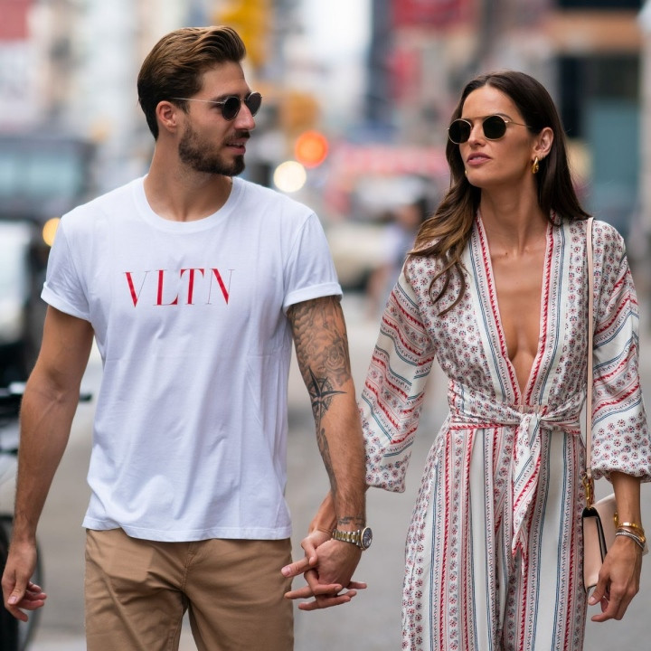 Trapp và Goulart được gọi là cặp "trai tài gái sắc". Cô nàng người mẫu thành thạo 3 ngôn ngữ là Bồ Đào Nha, Anh và Pháp. Chàng thủ môn đội tuyển Đức thậm chí còn giỏi hơn khi có thể sử dụng tới 6 thứ tiếng.