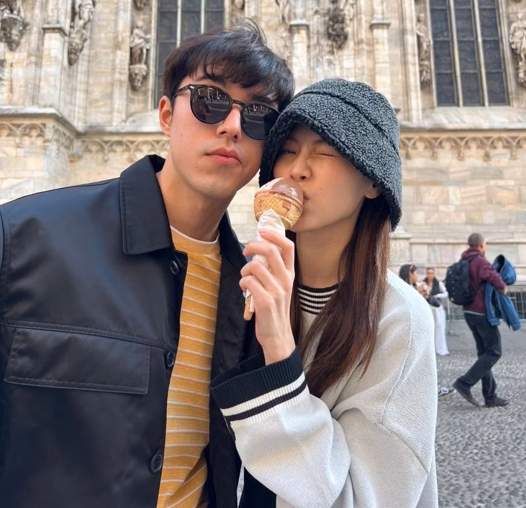Theo đó, Baifern Pimchanok và Nine Naphat cùng tham dự tuần lễ thời trang tại Italy, nhưng ở hai show diễn khác nhau. Baifern Pimchanok tiết lộ Nine Naphat đã đưa cô đi dạo chơi, ăn kem. Cặp sao Yêu nhầm bạn thân đi chung với một số người bạn khác, nhưng trên trang cá nhân, họ chỉ đăng hình ảnh của đối phương.