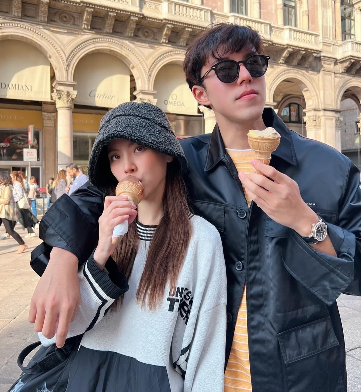 Bên cạnh đó, người hâm mộ rất thích tình cảm thân thiết của hai diễn viên, thường gán ghép họ với nhau vì cả hai có ngoại hình nổi bật, ăn ý cả trên phim trường và ngoài đời.