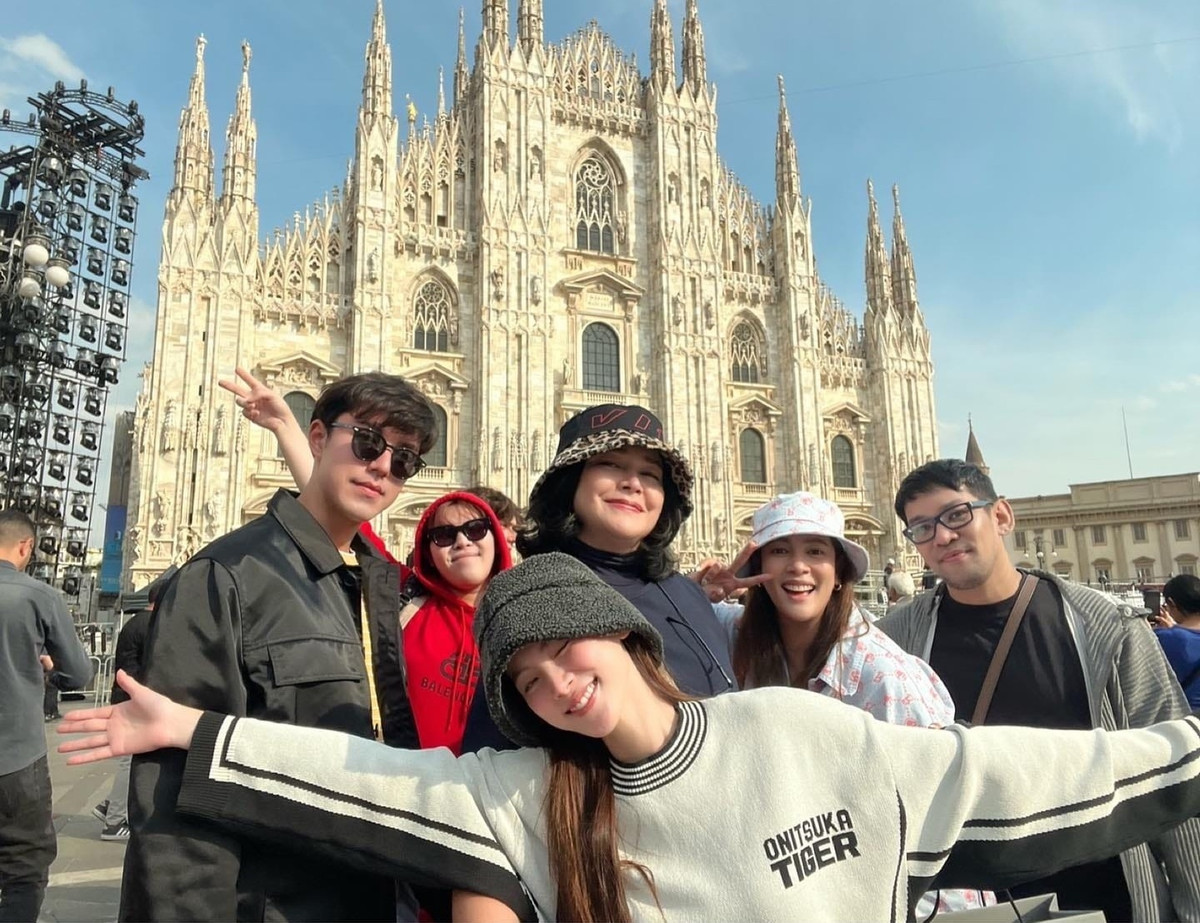 Nine Naphat sinh năm 1996, sở hữu chiều cao 1m85 và có phong cách thời trang nổi bật. Anh bén duyên với nghiệp mẫu trước khi trở thành diễn viên. Nine là con trai của diễn viên nổi tiếng Pimpaka Siangsomboon. Bà từng đoạt giải Á hậu 2 cuộc thi Hoa hậu Thế giới Thái Lan năm 1988. Trong chuyến đi chơi Italy lần này, bà Pimpaka cũng đồng hành cùng con trai và Baifern.