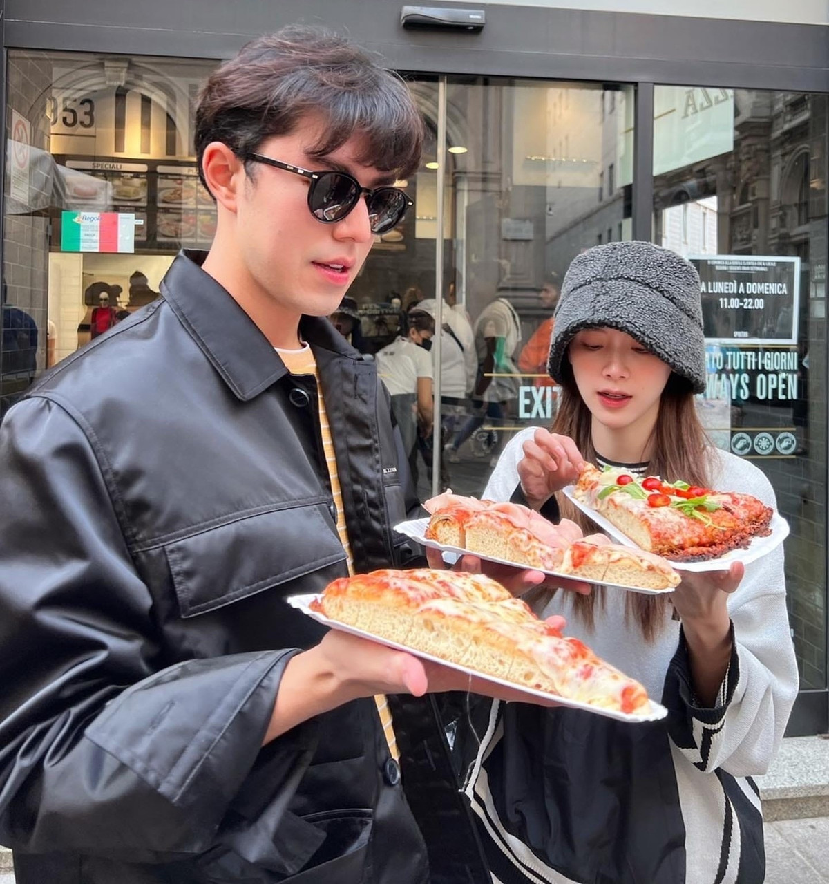 Tuy nhiên, đến nay hai diễn viên vẫn chỉ khẳng định là bạn thân, thường xuyên trêu chọc nhau. Baifern Pimchanok cũng bỏ ngỏ khả năng hẹn hò với đàn em kém 4 tuổi, cô cho biết mọi chuyện còn chờ tương lai.