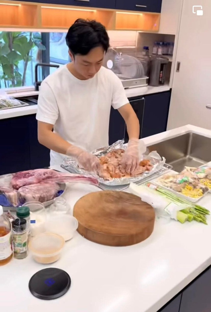 Cường Đô La khoe khả năng nấu ăn "đỉnh của chóp" Cuong Do La khoe kha nang nau an