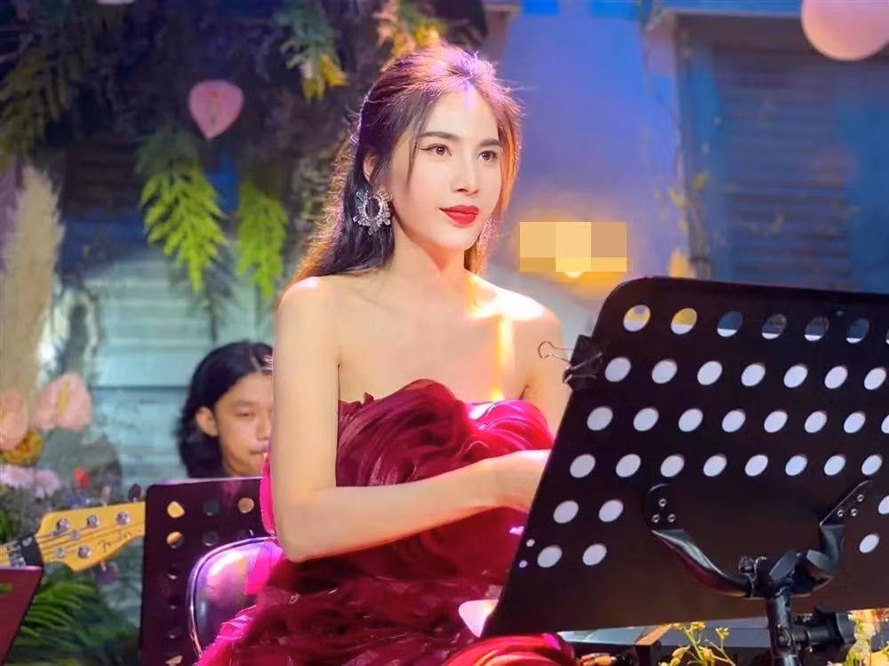 Dan mang che giong hat Thuy Tien, 15 nam cam mic van chua ung