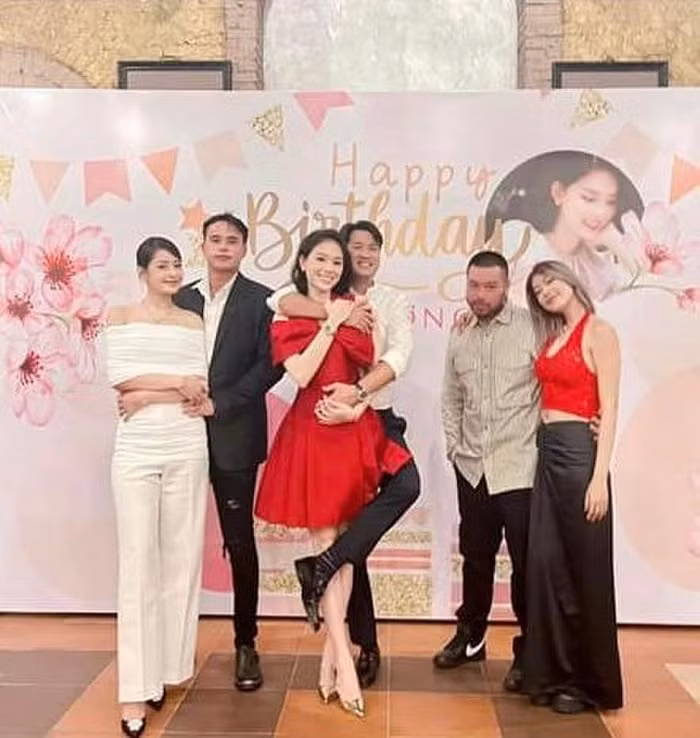 Chi Pu so huu nhan sac noi bat tu thuo hoc tro, hoc van tung lien tuc gay tranh cai