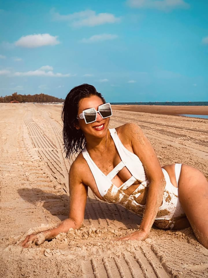 Không chỉ giữ vững sức hút trong sự nghiệp, MC Kỳ Duyên còn khiến công chúng ngưỡng mộ vì phong độ nhan sắc bất biến với thời gian. Dù hiện tại đã bước sang tuổi 57 nhưng nữ MC tài sắc vẫn thường xuyên phô dáng trong những bộ bikini cắt xẻ táo bạo.