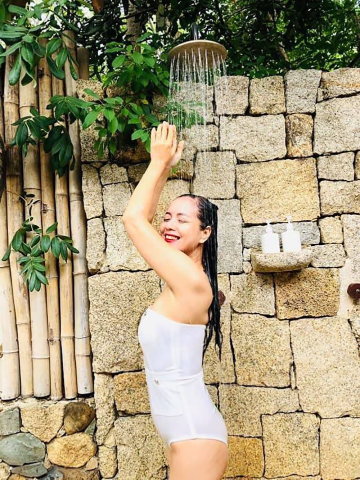 Nữ nghệ sĩ cho biết chị luôn giữ tinh thần thư thái, vui vẻ và cố gắng luyện tập thể dục, đặc biệt là yoga.