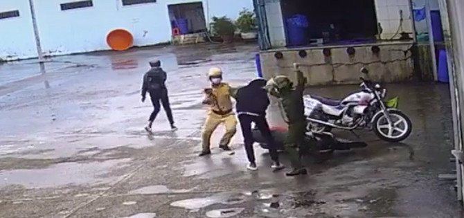 Giám đốc Công an Sóc Trăng nói về 'clip công an đánh 2 thiếu niên đi xe máy Giam doc Cong an Soc Trang noi ve 'clip cong an danh 2 thieu nien di xe may