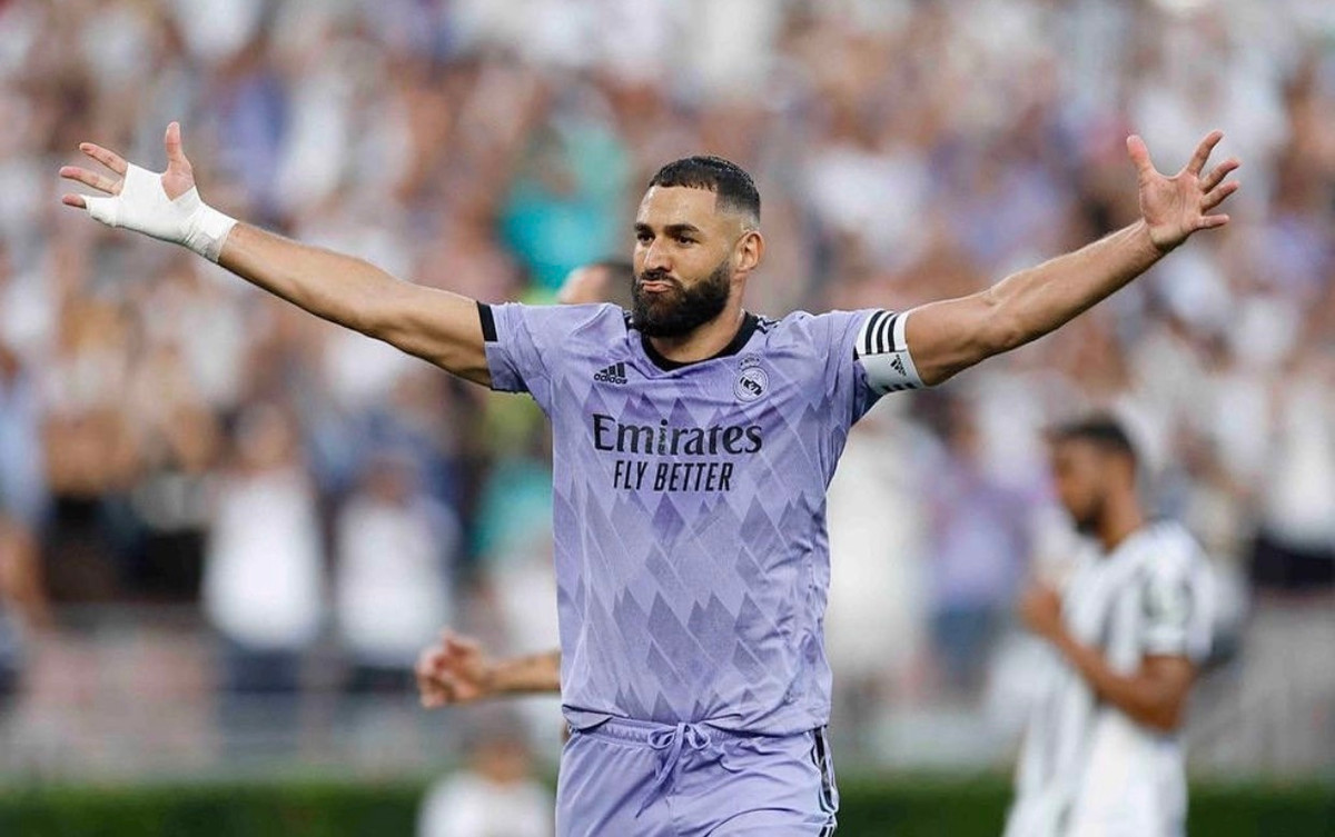 Mới đây, Benzema khiến cổ động viên lo lắng khi gặp trấn thương vào phút thứ 30 trong trận gặp Celtic rạng sáng 7/9. Real xác nhận Benzema sẽ nghỉ thi đấu ít nhất 3 tuần để hồi phục hoàn toàn. Thủ quân của "Los Blancos" được dự báo sẽ trở lại vào ngày 2/10. Người hâm mộ phần nào có thể yên tâm khi bên cạnh Benzema đang có nàng mẫu nóng bỏng bầu bạn.