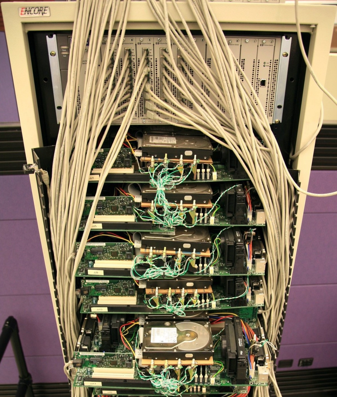 Tủ máy chủ đầu tiên của Google. Trong thời gian mới ra mắt, Google không được nhiều người chú ý bởi giao diện sơ sài. Page và Brin không có nhiều kinh nghiệm với ngôn ngữ lập trình web HTML. Ảnh: Gigazine.