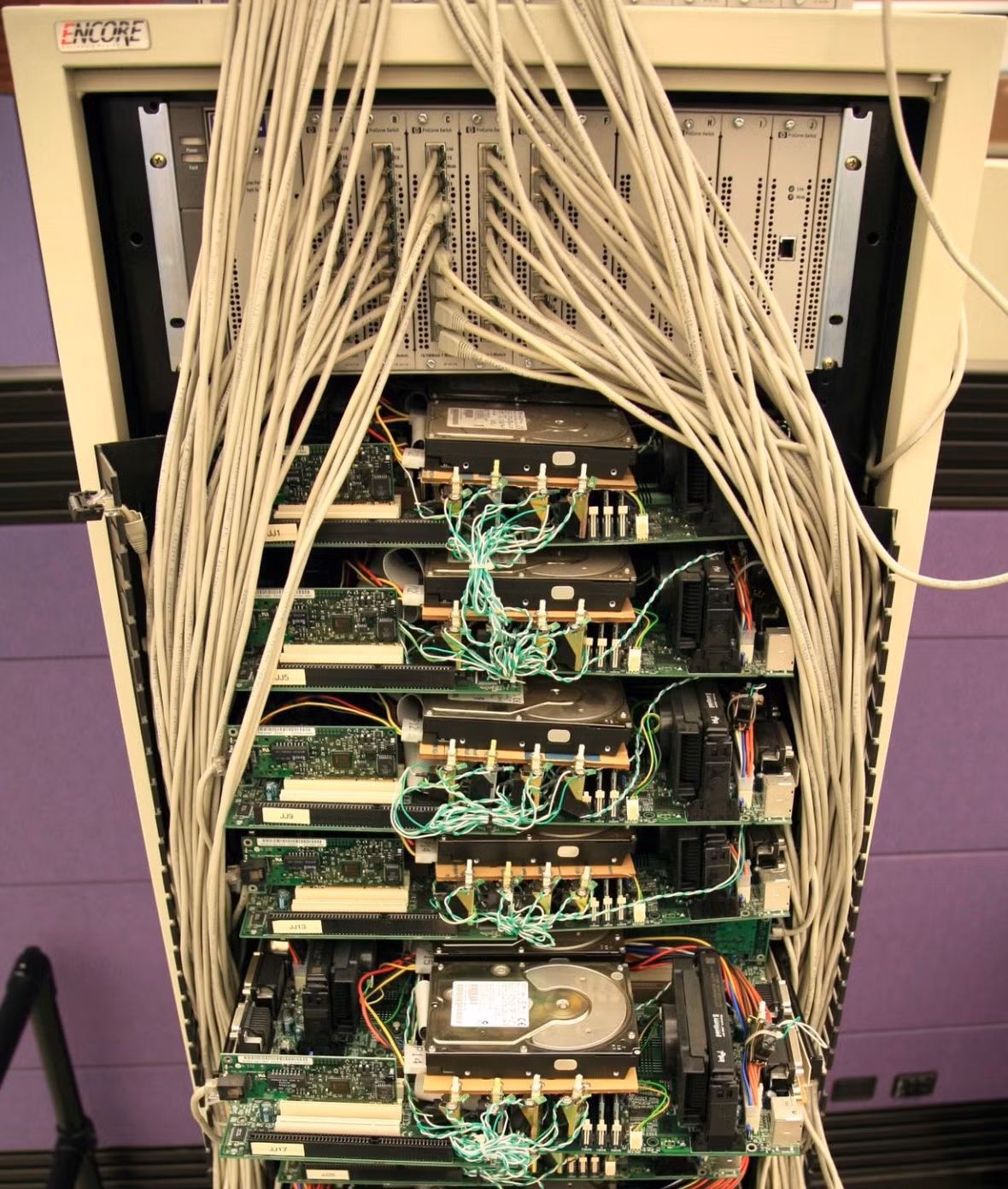 Tủ máy chủ đầu tiên của Google. Trong thời gian mới ra mắt, Google không được nhiều người chú ý bởi giao diện sơ sài. Page và Brin không có nhiều kinh nghiệm với ngôn ngữ lập trình web HTML. Ảnh: Gigazine.