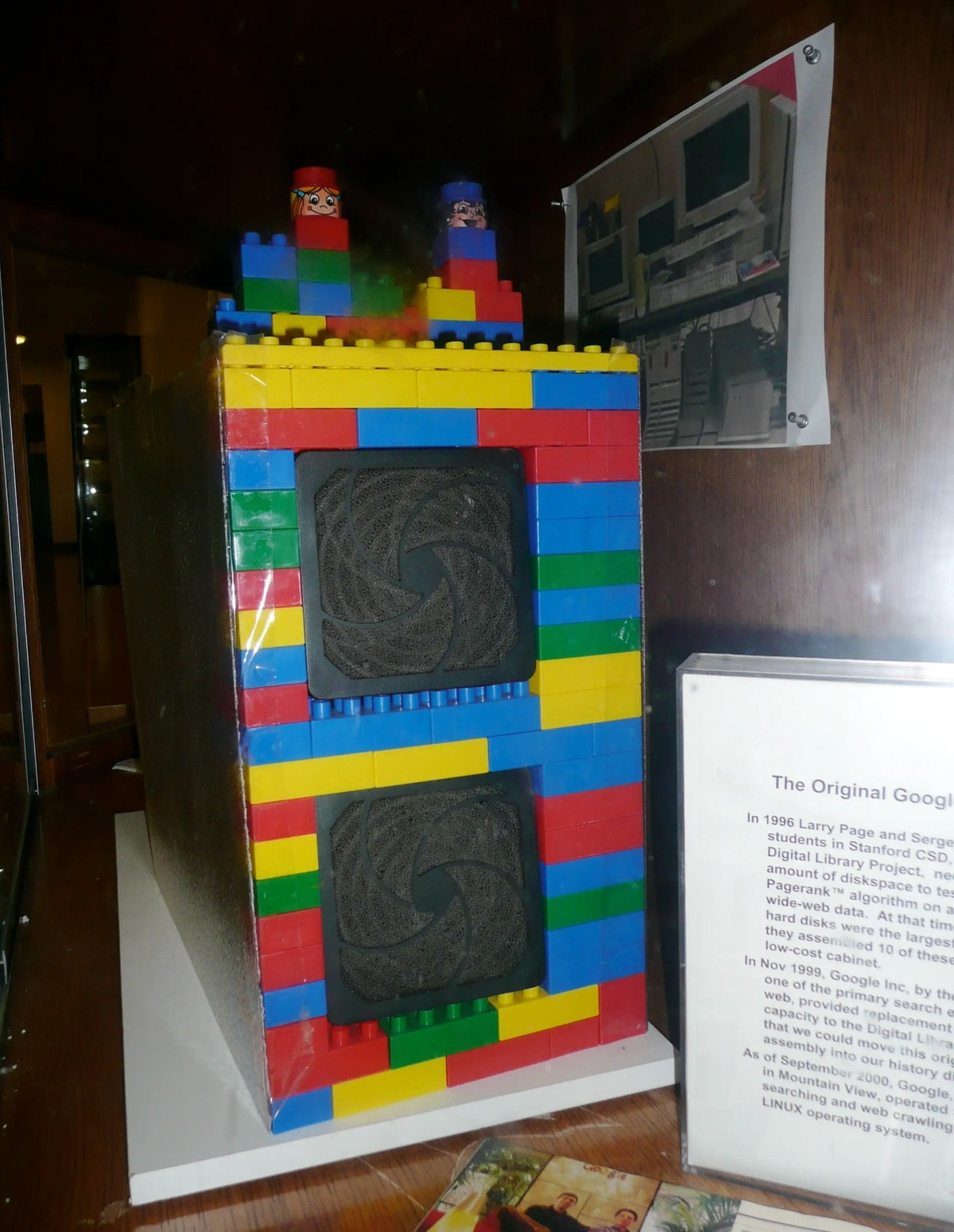 Máy chủ đầu tiên của Google được lắp từ những khối Lego, đặt tại khuôn viên Đại học Stanford với tên miền google.stanford.edu. Google.com được đăng ký vào ngày 15/9/1997. Ảnh: Wikimedia Commons.