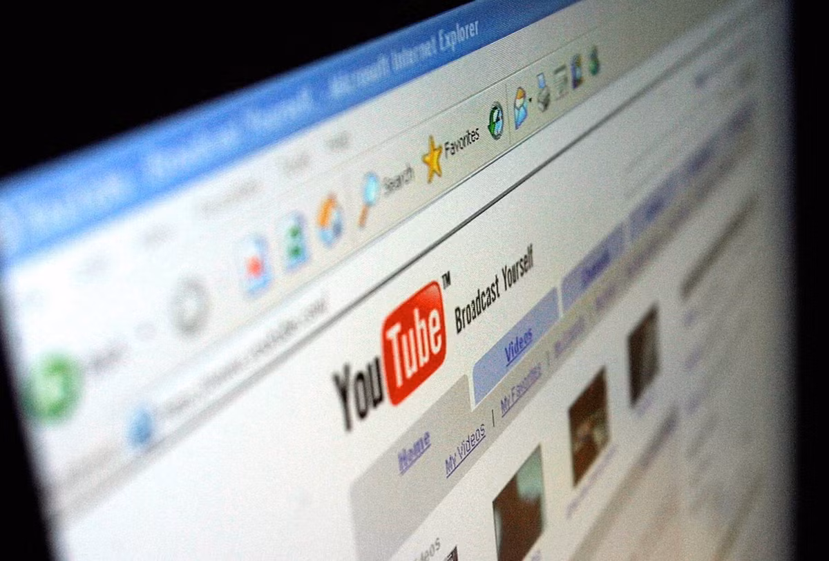 Tiếp theo, Google mua lại YouTube, website chia sẻ video được thành lập bởi nhóm nhân viên cũ của PayPal vào năm 2006 với giá 1,65 tỷ USD. Ảnh: Time.