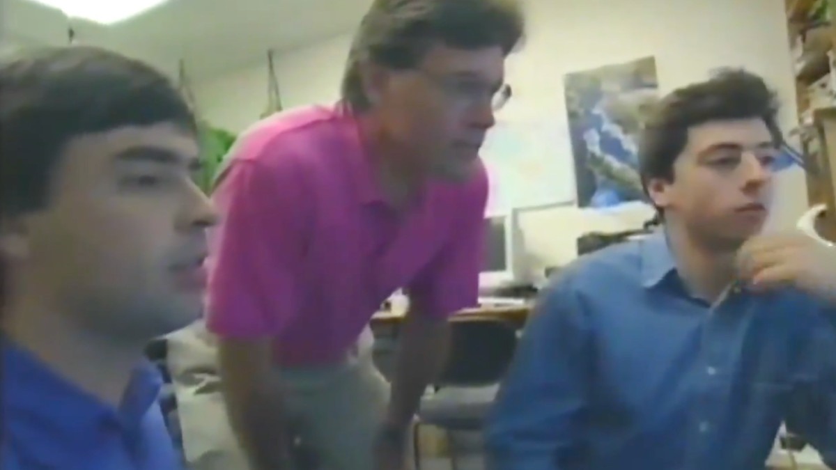 Khoản đầu tư đầu tiên mà Google nhận được là 100.000 USD đến từ Andy Bechtolsheim, nhà sáng lập Sun Microsystems, công ty sản xuất phần mềm, chip bán dẫn và máy tính có trụ sở tại Silicon Valley. Thời điểm đó, Brin và Page chưa lập tài khoản ngân hàng. Cả 2 đã ăn mừng trong một cửa hàng Burger King. Ảnh: Jon Erlichman.