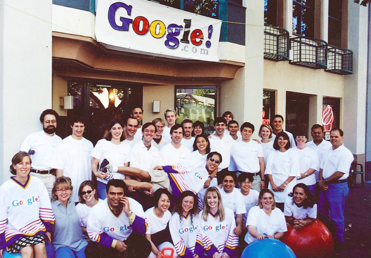 Những nhân viên đầu tiên của Google. Trong đó có Marissa Mayer, gia nhập công ty năm 1999 với vai trò kỹ sư phần mềm. Từ tháng 6/2012 đến tháng 6/2017, Mayer trở thành CEO Yahoo trước khi công ty này bị Verizon mua lại. Ảnh: Google.