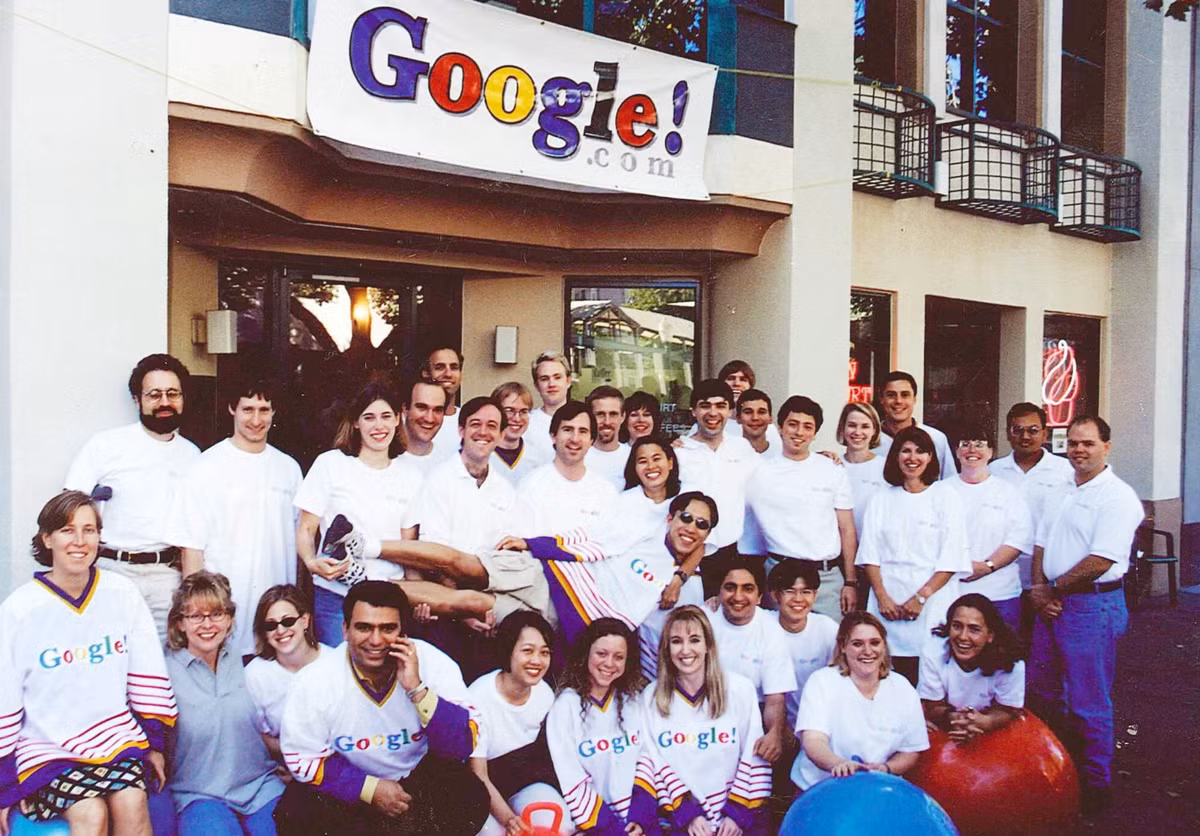 Những nhân viên đầu tiên của Google. Trong đó có Marissa Mayer, gia nhập công ty năm 1999 với vai trò kỹ sư phần mềm. Từ tháng 6/2012 đến tháng 6/2017, Mayer trở thành CEO Yahoo trước khi công ty này bị Verizon mua lại. Ảnh: Google.
