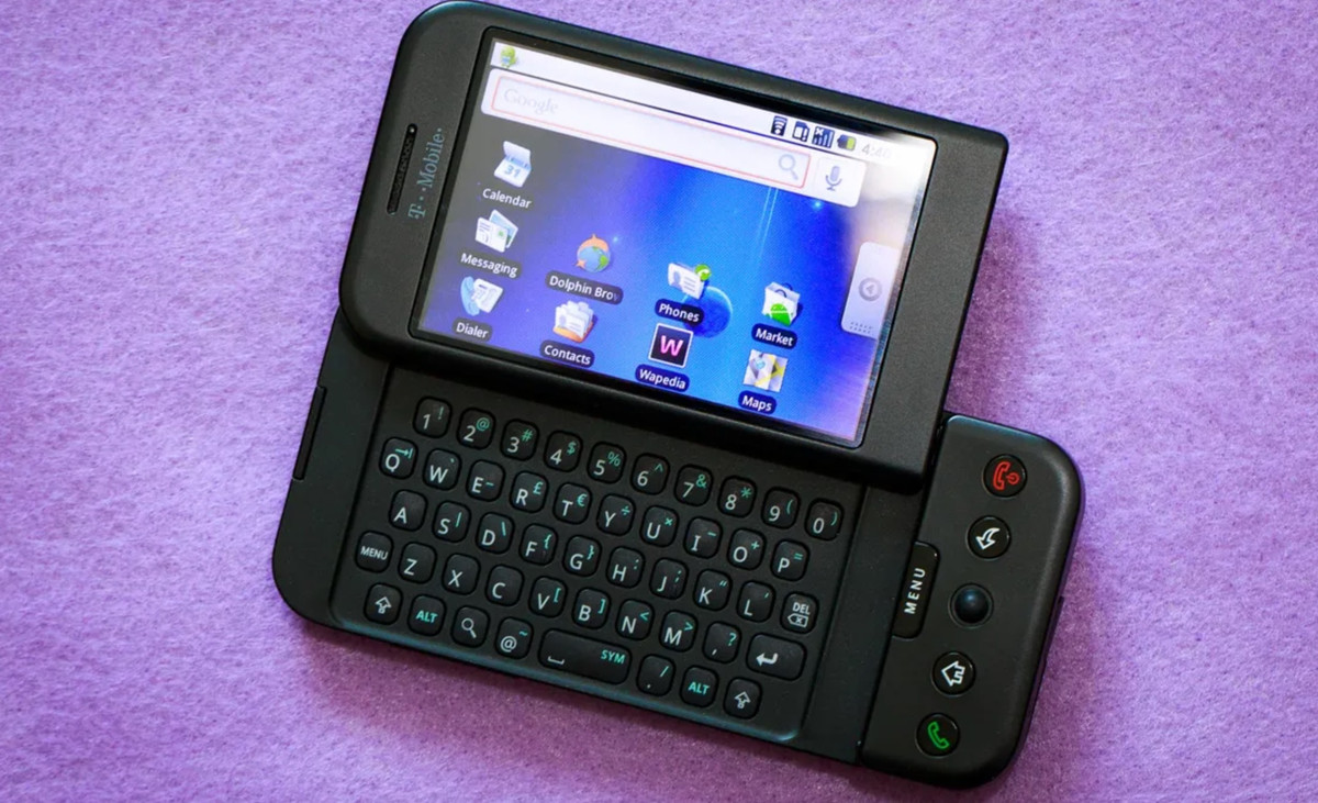 Cũng trong năm 2005, Google mua lại dự án khởi nghiệp có tên Android, hệ điều hành dành cho máy ảnh kỹ thuật số được dẫn dắt bởi Andy Rubin. Sau này, Android trở thành hệ điều hành di động có thị phần lớn nhất thế giới. Ảnh: CNET.