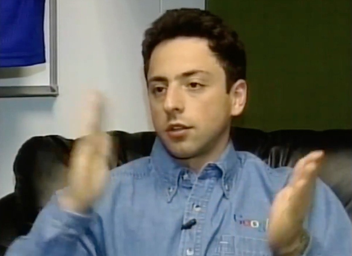 Brin trong cuộc phỏng vấn với AP năm 2001, mô tả cách sắp xếp kết quả tìm kiếm và tốc độ truy cập nhanh của Google Search. Đó là thời điểm công cụ này được nhiều người quan tâm hơn. Ảnh: AP.