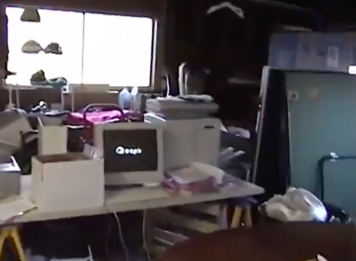 Video tư liệu của Jon Erlichman, biên tập viên Bloomberg ghi lại không gian văn phòng đầu tiên của Google, nằm trong một garage do Susan Wojcicki cho thuê với giá 1.700 USD/tháng. Bà là Giám đốc Marketing đầu tiên của Google, sau này trở thành CEO YouTube. Ảnh: Jon Erlichman.