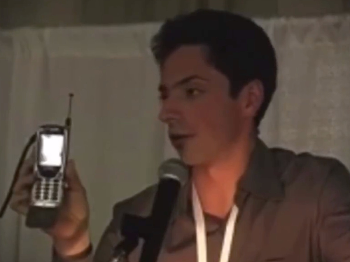 Brin giới thiệu phiên bản Google Search cho thiết bị di động. Những năm 2000 là khoảng thời gian lớn mạnh của Google. "Do not be evil" (Đừng làm ác quỷ) là triết lý kinh doanh của hãng. Ảnh: Jon Erlichman.