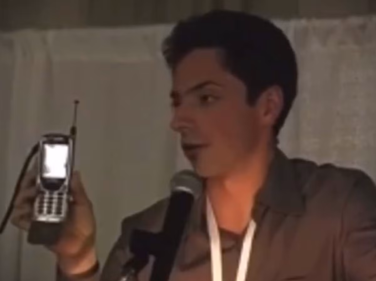 Brin giới thiệu phiên bản Google Search cho thiết bị di động. Những năm 2000 là khoảng thời gian lớn mạnh của Google. "Do not be evil" (Đừng làm ác quỷ) là triết lý kinh doanh của hãng. Ảnh: Jon Erlichman.