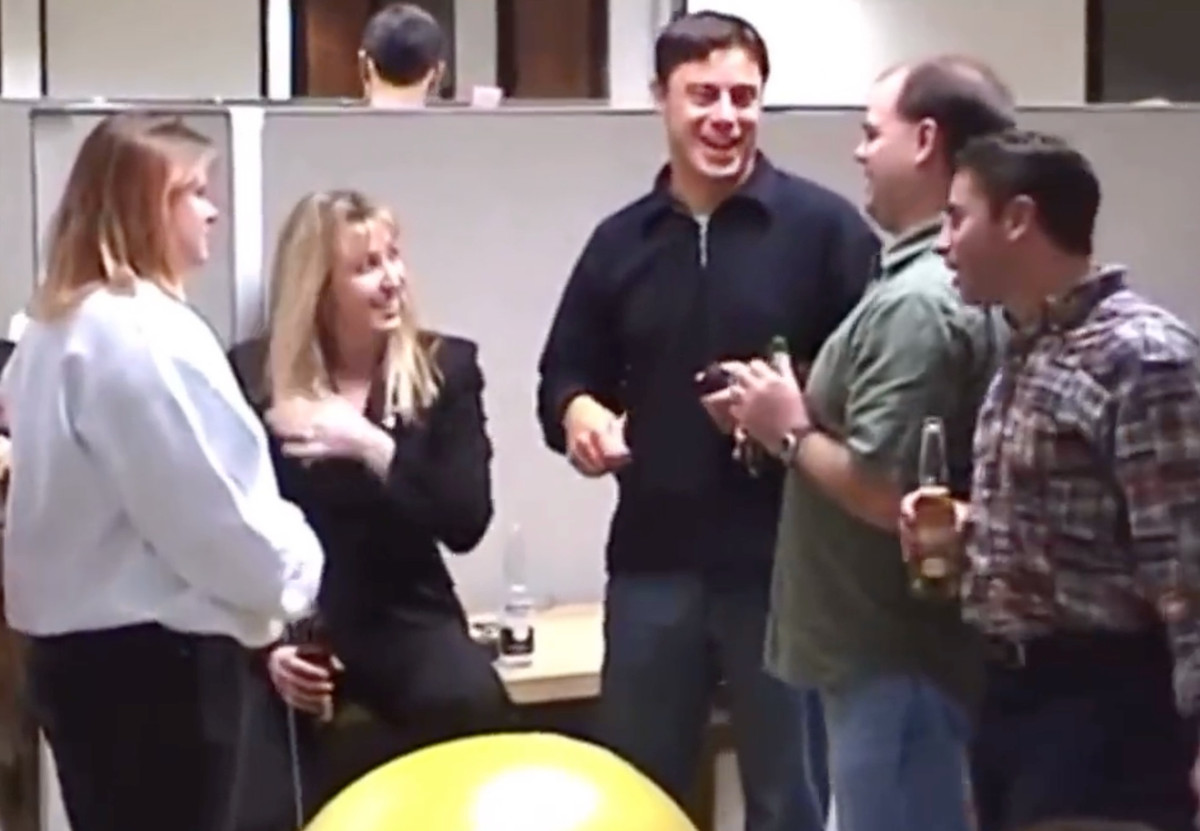 Một bữa tiệc của các nhân viên Google năm 1999, thường có bánh kem, bia và dây nhựa. Ảnh: Jon Erlichman.