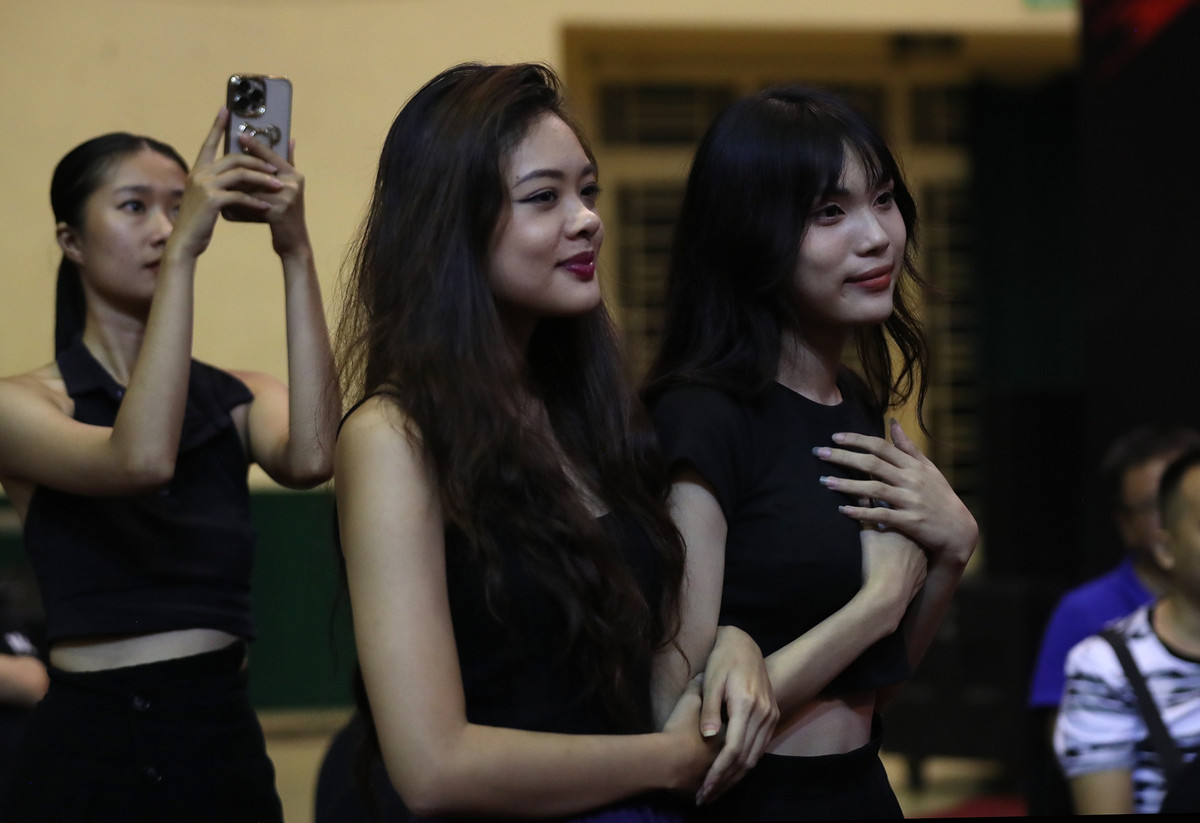 Các trận đấu luôn diễn ra căng thẳng. Nhìn các vận động viên mà mình yêu thích chịu thất bại, các fan nữ không khỏi xót xa sau trận đấu.