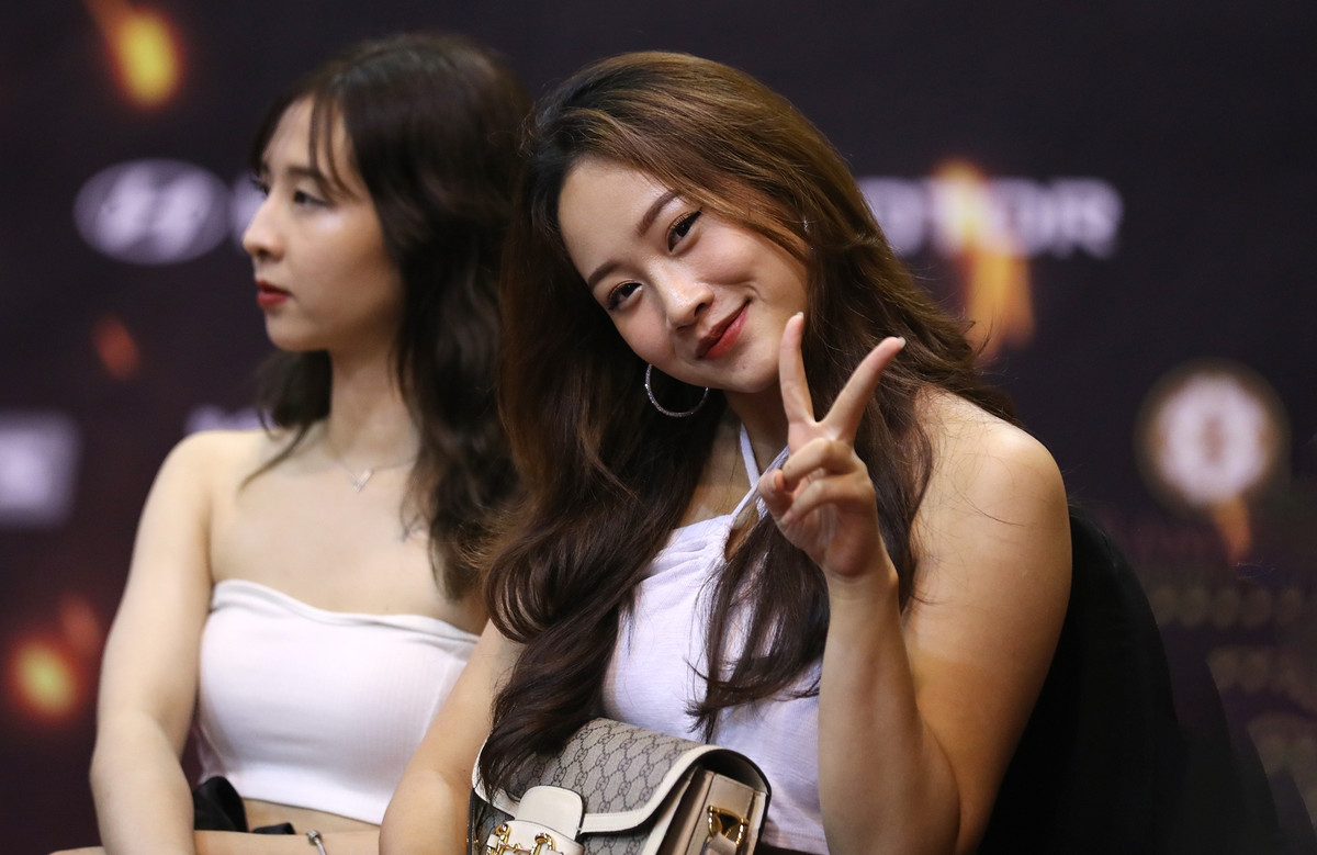 Sự có mặt của các fan nữ khiến cho các góc khán đài trở nên sôi động hơn.