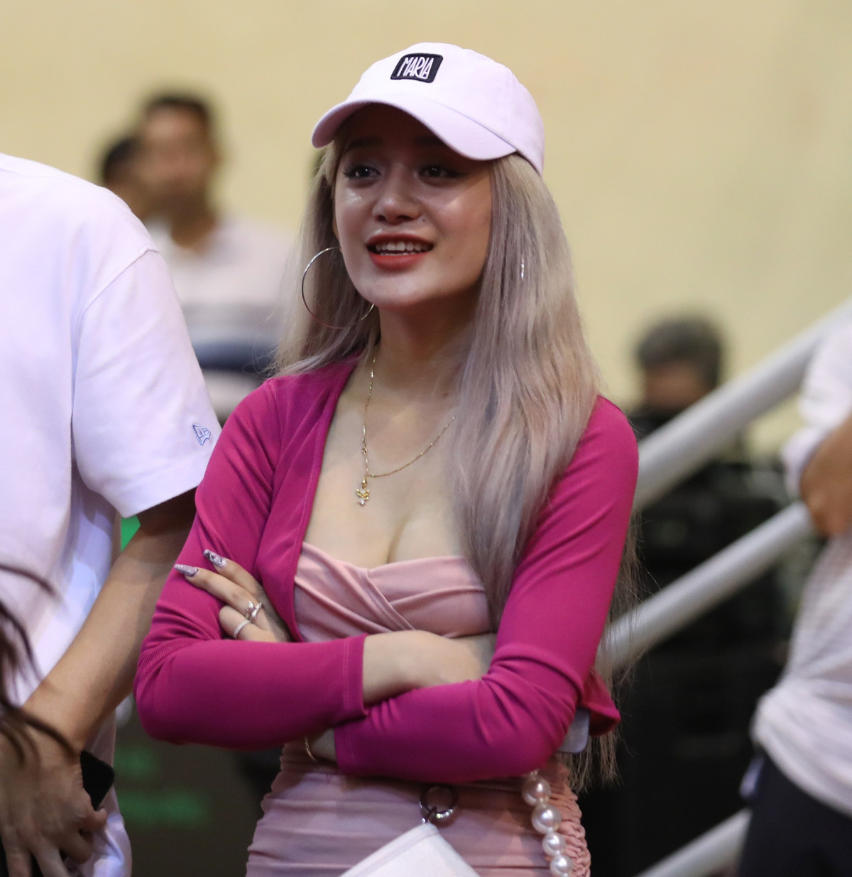 Mặc dù là môn thể thao đối kháng bạo lực, rất đông các cổ động viên nữ xinh đẹp có mặt từ rất sớm để tiếp lửa cho các vận động viên thi đấu.